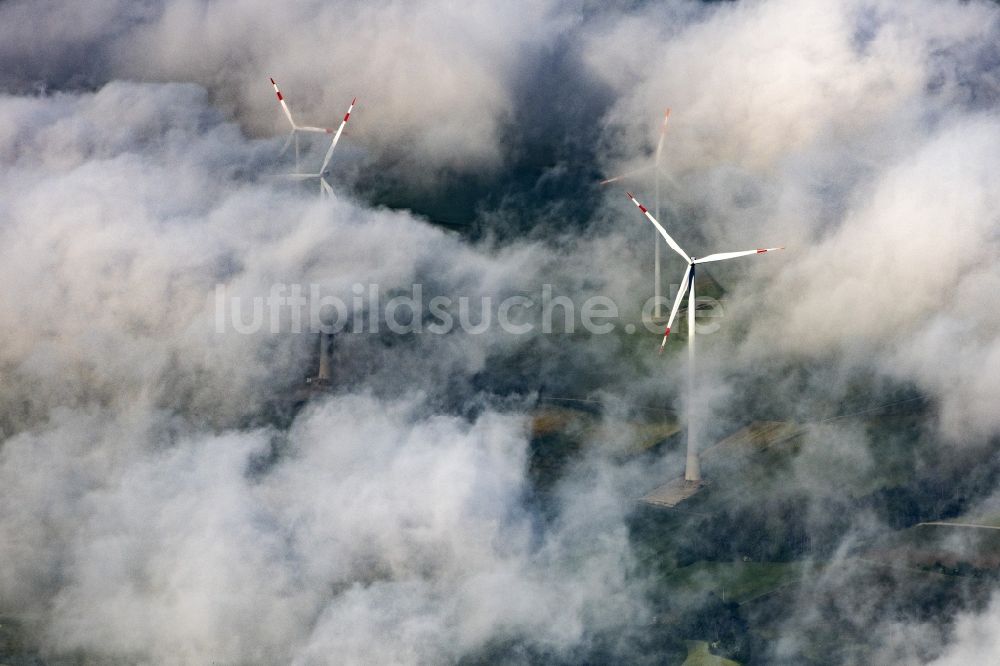 Luftaufnahme Titting - Wetterbedingt in eine Wolken- Schicht eingebettete Windenergieanlagen in Titting im Bundesland Bayern, Deutschland