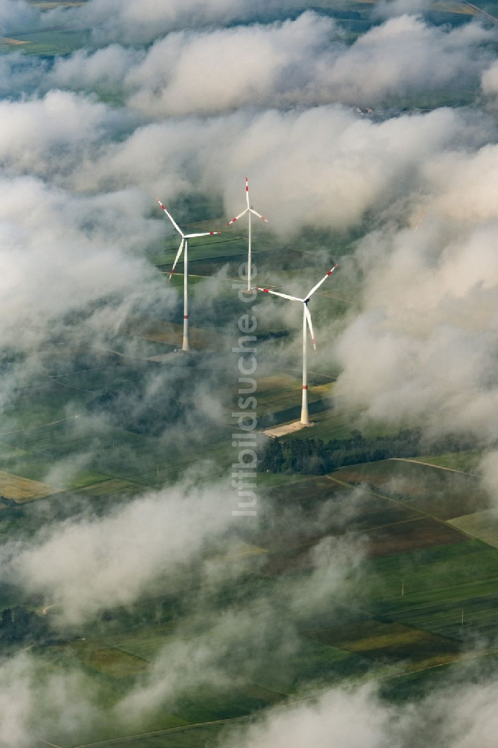 Titting von oben - Wetterbedingt in eine Wolken- Schicht eingebettete Windenergieanlagen in Titting im Bundesland Bayern, Deutschland