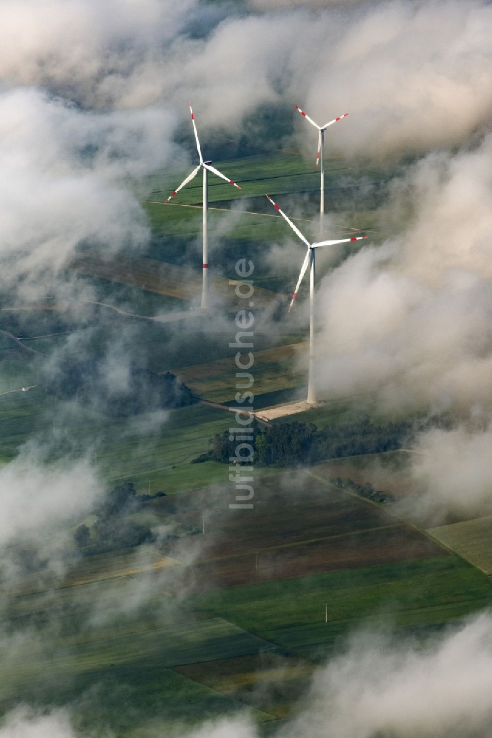 Titting aus der Vogelperspektive: Wetterbedingt in eine Wolken- Schicht eingebettete Windenergieanlagen in Titting im Bundesland Bayern, Deutschland