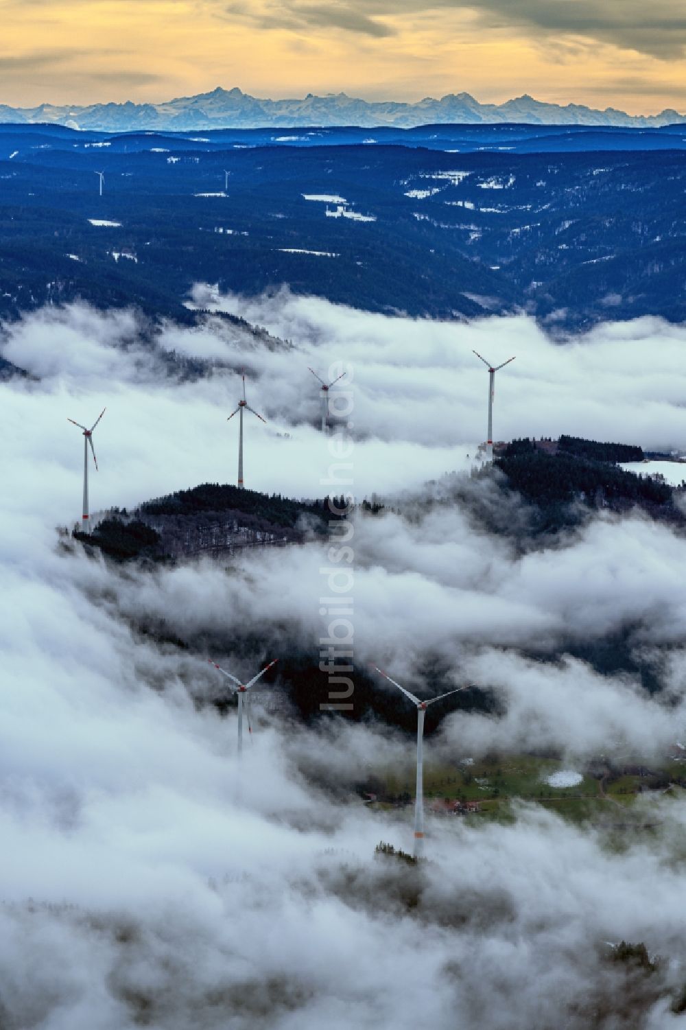 Luftbild Gutach (Schwarzwaldbahn) - Wetterbedingt in eine Wolkenschicht eingebettete Windenergieanlagen in Gutach (Schwarzwaldbahn) im Bundesland Baden-Württemberg, Deutschland