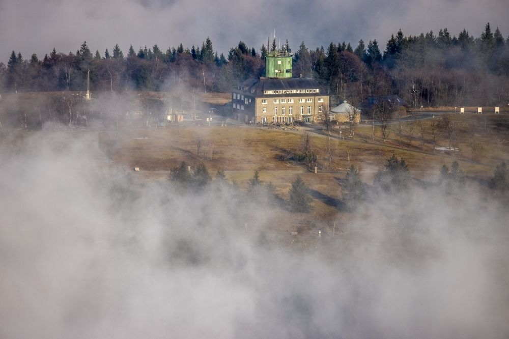 Luftaufnahme Winterberg - Wetterlage mit Nebel- Bedeckung über dem Forschungs- Gebäude Deutscher Wetterdienst Kahler Asten in Winterberg im Bundesland Nordrhein-Westfalen, Deutschland