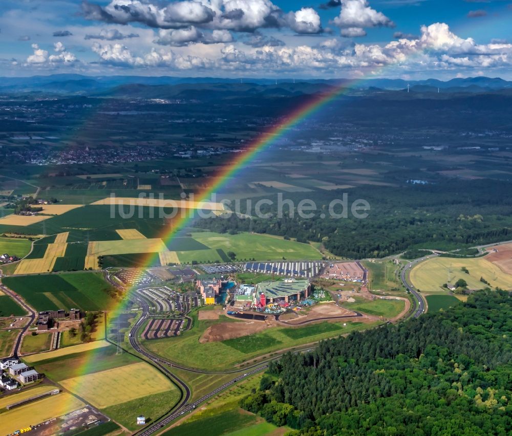 Rust aus der Vogelperspektive: Wetterlage mit Regenbogen- Bildung über dem Wasserpark Rulantica in Rust im Bundesland Baden-Württemberg, Deutschland