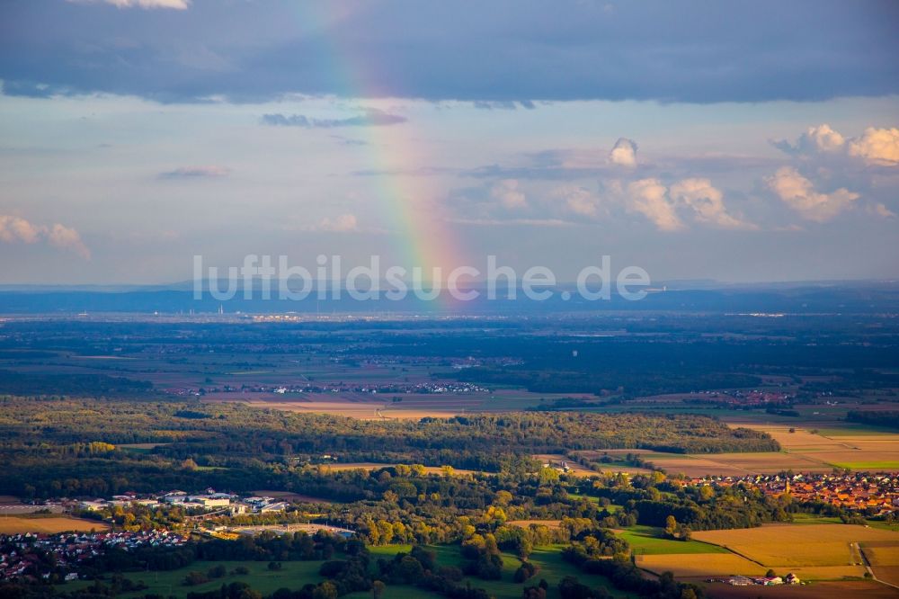 Rohrbach aus der Vogelperspektive: Wetterlage mit Regenbogen- Bildung in Rohrbach im Bundesland Bayern