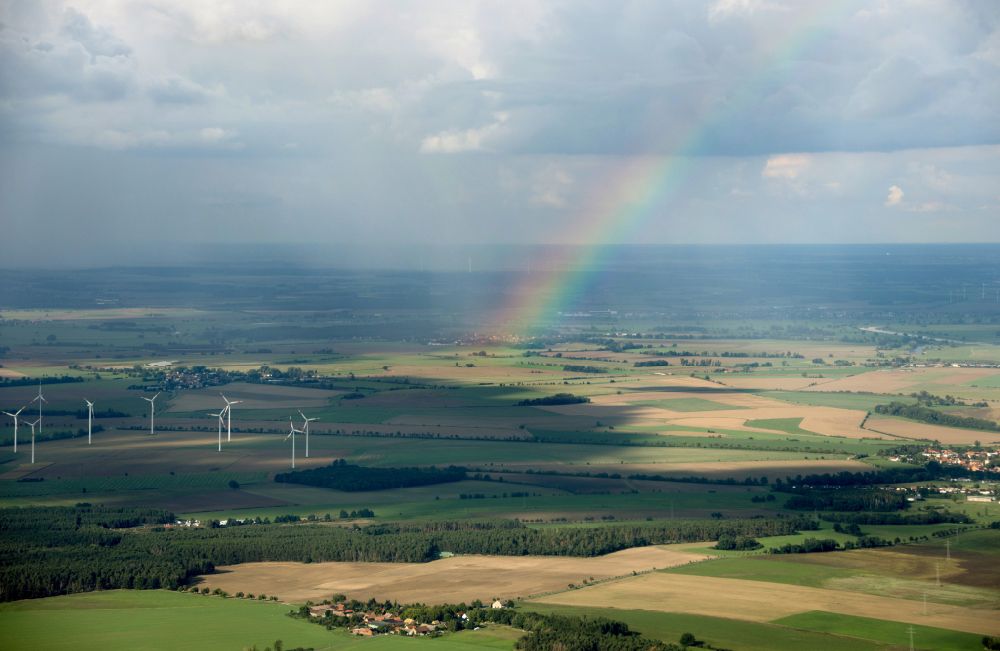 Luftaufnahme Wiesenburg/Mark - Wetterlage mit Regenbogen- Bildung in Wiesenburg/Mark im Bundesland Brandenburg, Deutschland