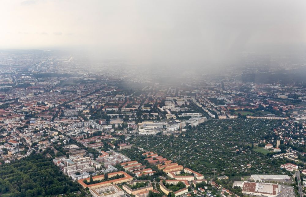 Berlin aus der Vogelperspektive: Wetterlage mit Regenschauer über Berlin, Deutschland