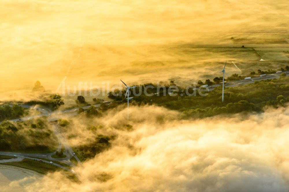 Elliehausen aus der Vogelperspektive: Wetterlage mit schichtartiger Nebel- Bedeckung über der BAB A7 Bundesautobahn in Elliehausen im Bundesland Niedersachsen, Deutschland