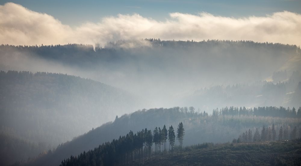 Schmallenberg von oben - Wetterlage mit schichtartiger Nebel- Bedeckung über einem Waldgebiet in Schmallenberg im Bundesland Nordrhein-Westfalen, Deutschland