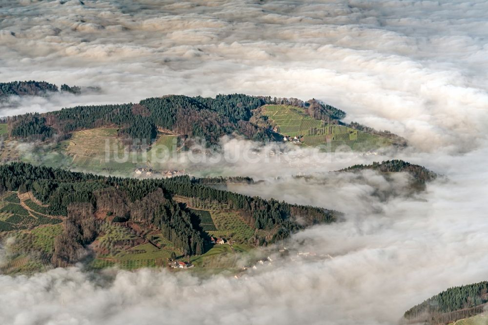 Oberkirch aus der Vogelperspektive: Wetterlage mit schichtartiger Nebel- Bedeckung über dem Schwarzwald in Oberkirch im Bundesland Baden-Württemberg, Deutschland