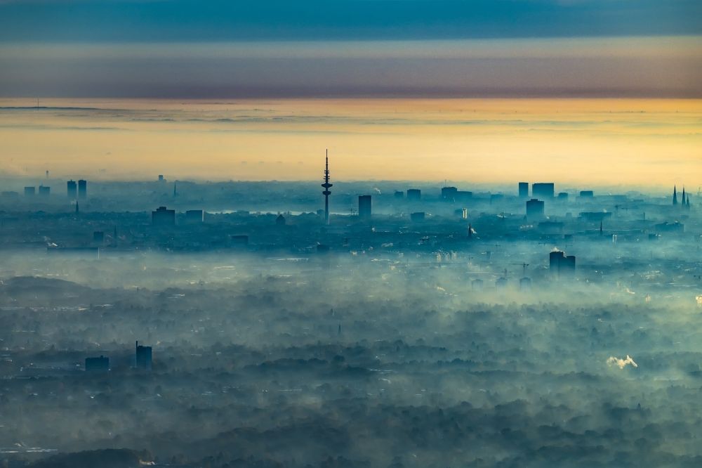 Hamburg aus der Vogelperspektive: Wetterlage mit schichtartiger Nebel- Bedeckung über dem Stadtgebiet in Hamburg, Deutschland