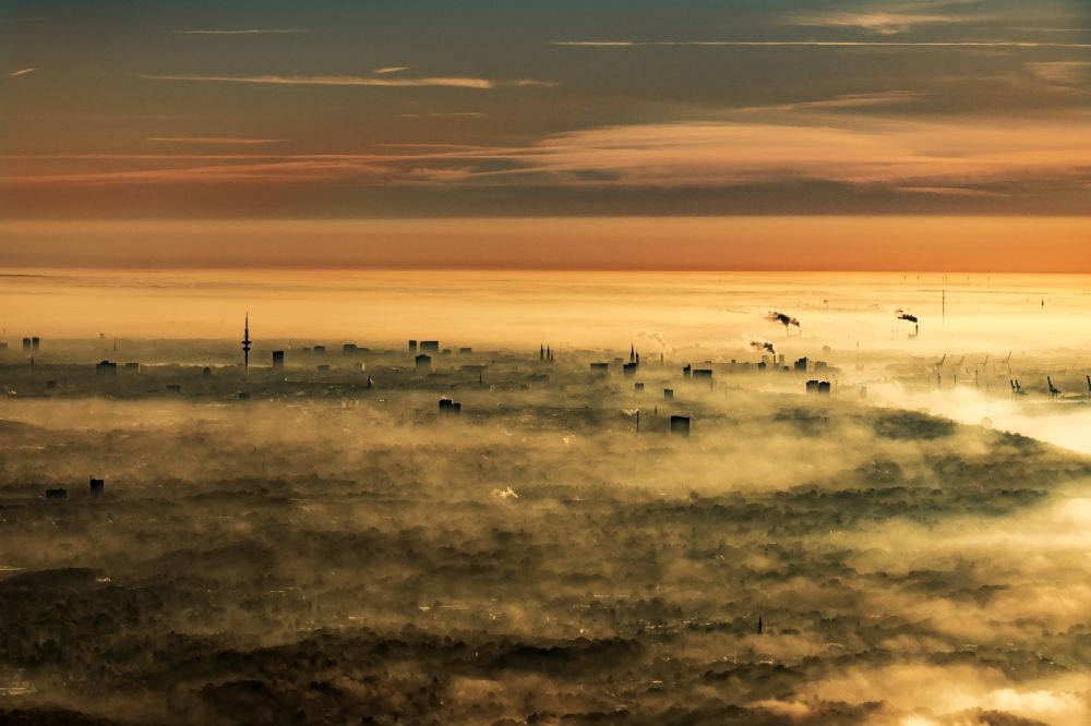 Luftbild Hamburg - Wetterlage mit schichtartiger Nebel- Bedeckung über dem Stadtgebiet in Hamburg, Deutschland