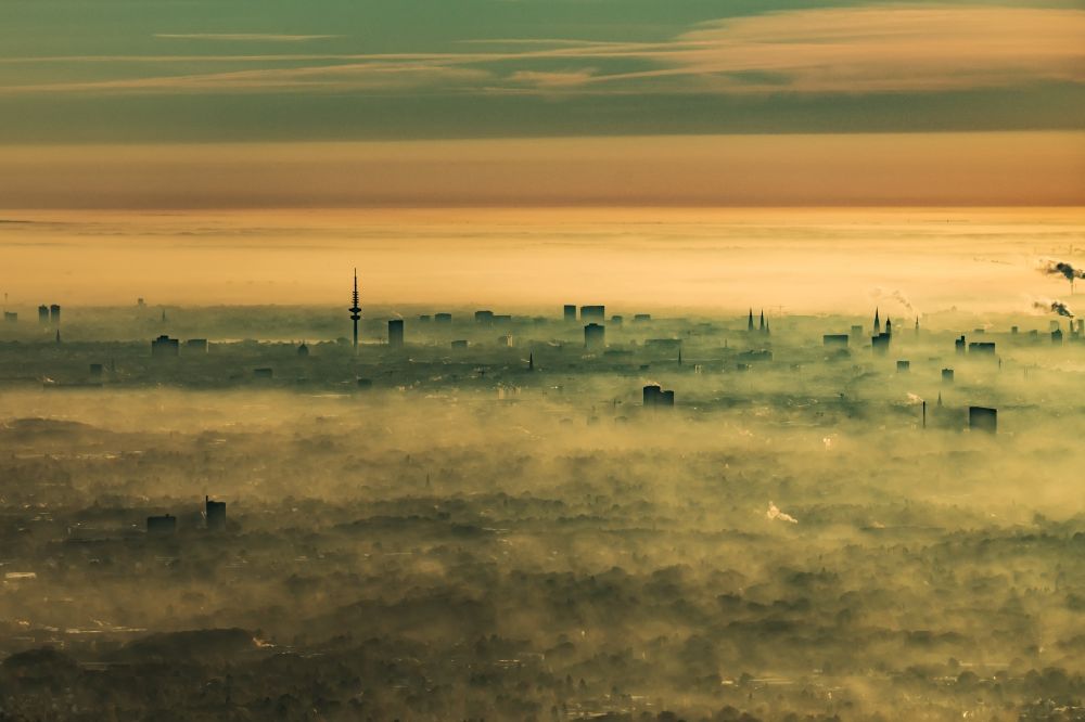 Hamburg von oben - Wetterlage mit schichtartiger Nebel- Bedeckung über dem Stadtgebiet in Hamburg, Deutschland