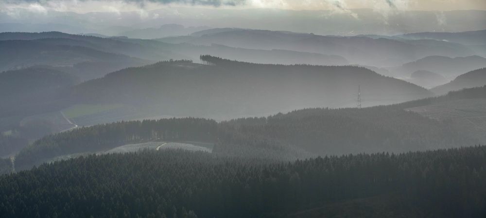 Lenhausen von oben - Wetterlage mit schichtartiger Nebel- Bedeckung über dem Waldgebieten des Höhenzug an der Lettmecke in Lenhausen im Bundesland Nordrhein-Westfalen, Deutschland