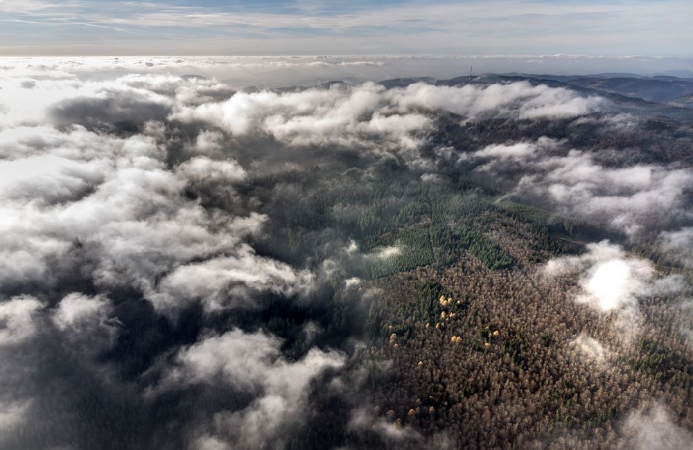 Luftaufnahme Lengenbeck - Wetterlage mit schichtartiger Nebel- Bedeckung über Waldgebieten in Lengenbeck im Bundesland Nordrhein-Westfalen, Deutschland