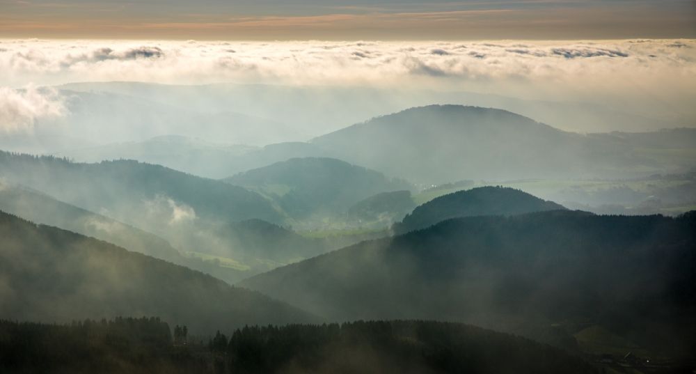 Lengenbeck von oben - Wetterlage mit schichtartiger Nebel- Bedeckung über Waldgebieten in Lengenbeck im Bundesland Nordrhein-Westfalen, Deutschland