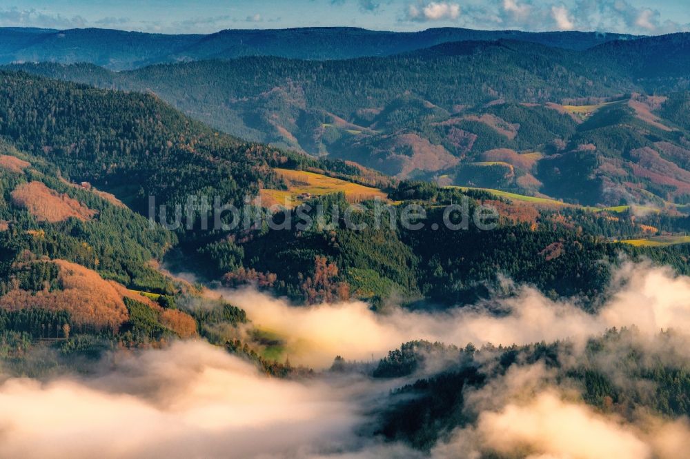 Nordrach von oben - Wetterlage mit schichtartiger Nebel- Bedeckung über Waldgebieten in Nordrach im Bundesland Baden-Württemberg, Deutschland