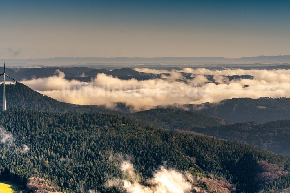 Nordrach aus der Vogelperspektive: Wetterlage mit schichtartiger Nebel- Bedeckung über Waldgebieten in Nordrach im Bundesland Baden-Württemberg, Deutschland