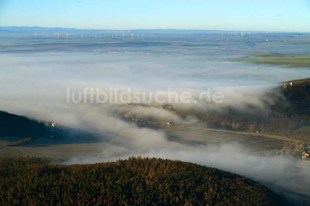 Oldisleben von oben - Wetterlage mit schichtartiger Nebel- Bedeckung über Waldgebieten in Oldisleben im Bundesland Thüringen, Deutschland