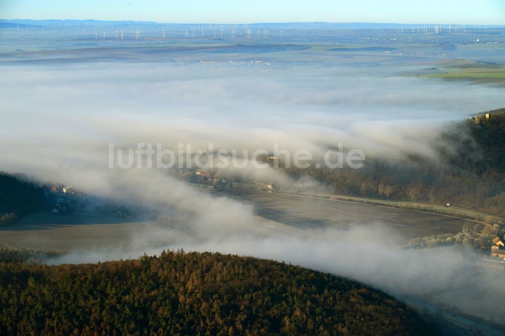 Oldisleben aus der Vogelperspektive: Wetterlage mit schichtartiger Nebel- Bedeckung über Waldgebieten in Oldisleben im Bundesland Thüringen, Deutschland