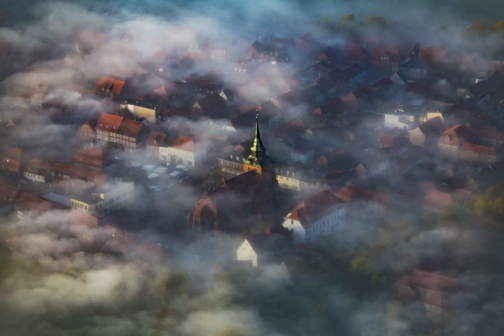 Luftaufnahme Boizenburg/Elbe - Wetterlage mit schichtartiger Nebel- Bedeckung in Boizenburg/Elbe im Bundesland Mecklenburg-Vorpommern, Deutschland