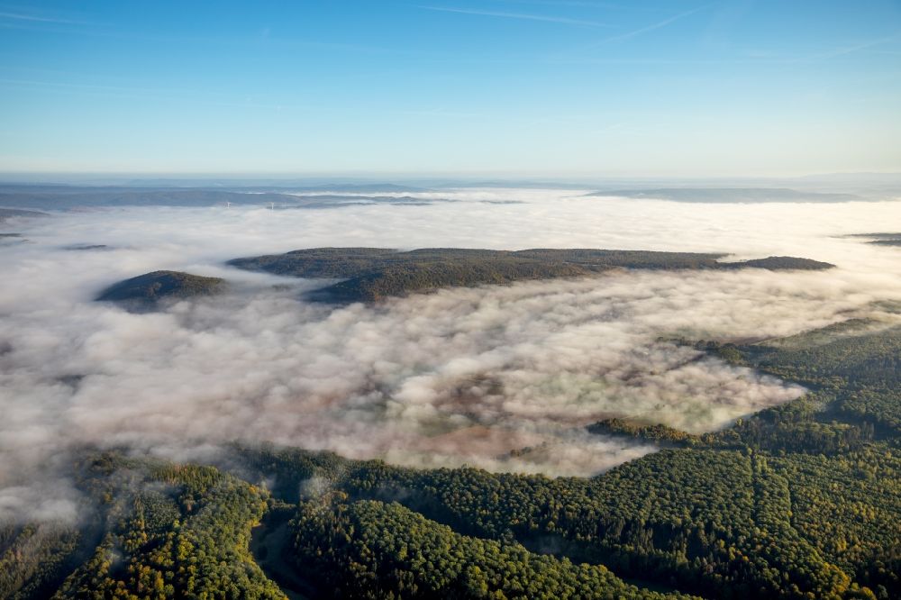 Dassel aus der Vogelperspektive: Wetterlage mit schichtartiger Nebel- Bedeckung an einem Waldgebiet in Dassel im Bundesland Niedersachsen, Deutschland