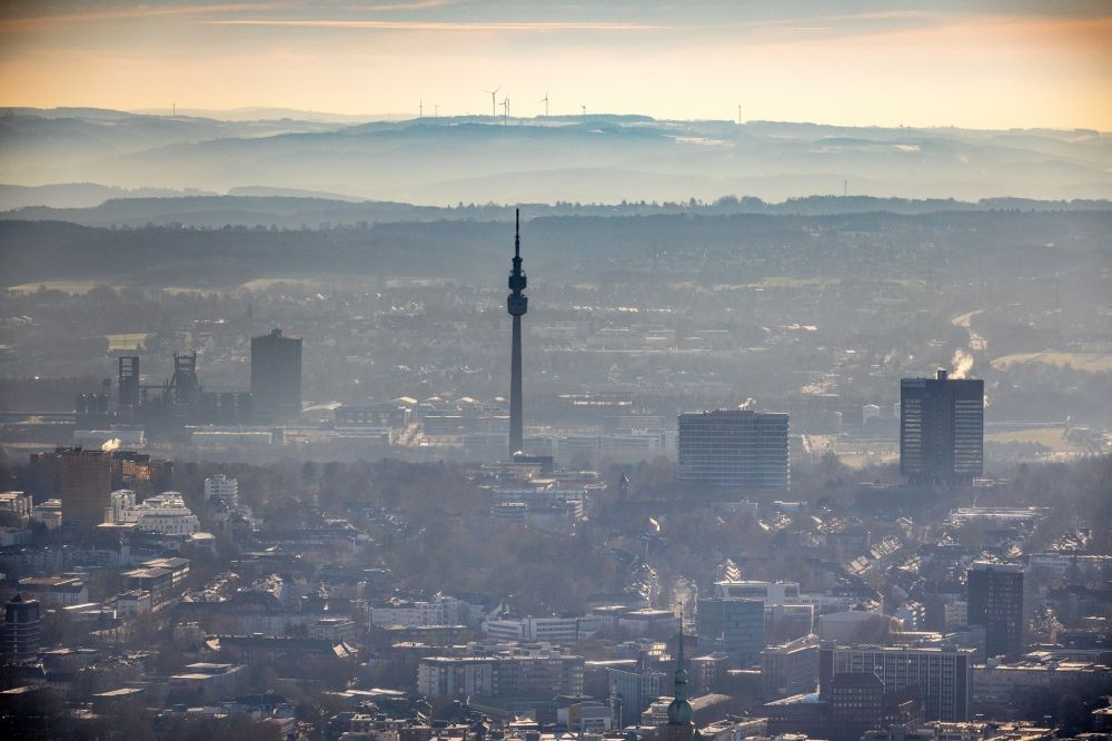 Luftaufnahme Dortmund - Wetterlage mit schichtartiger Nebel- Bedeckung um den Fernsehturm Florian in Dortmund im Bundesland Nordrhein-Westfalen, Deutschland