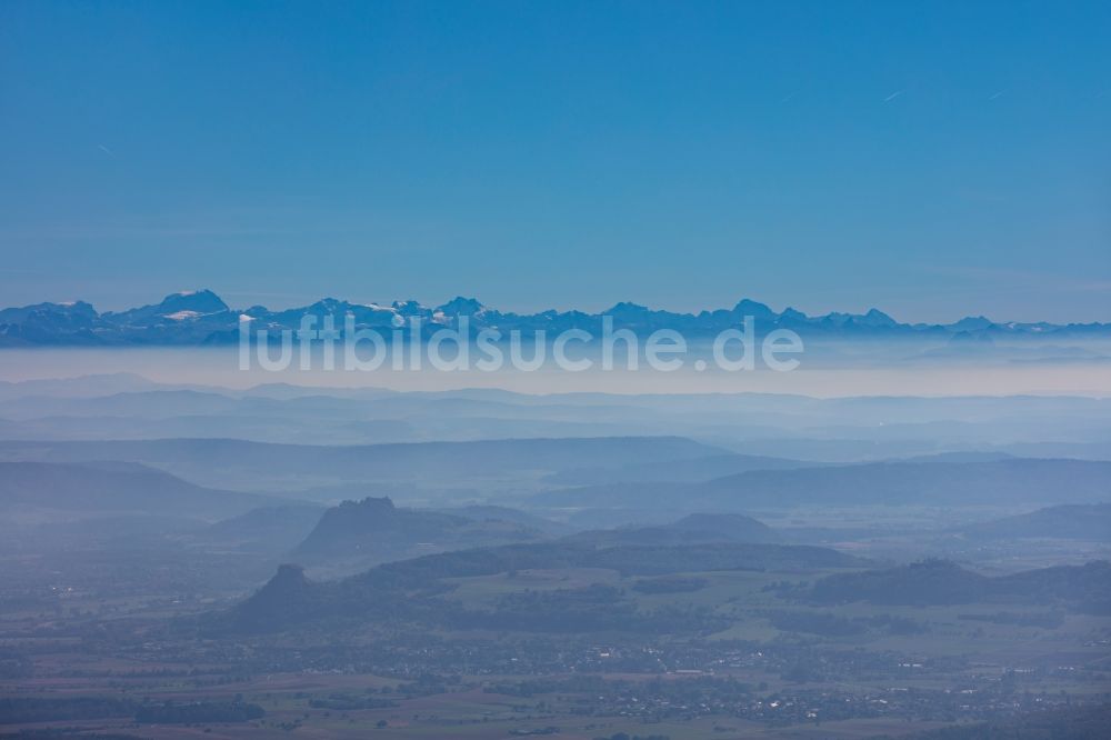 Engen von oben - Wetterlage mit schichtartiger Nebel- Bedeckung mit dem Gebirgszug der Alpen an der Horizont- Linie in Engen im Bundesland Baden-Württemberg, Deutschland