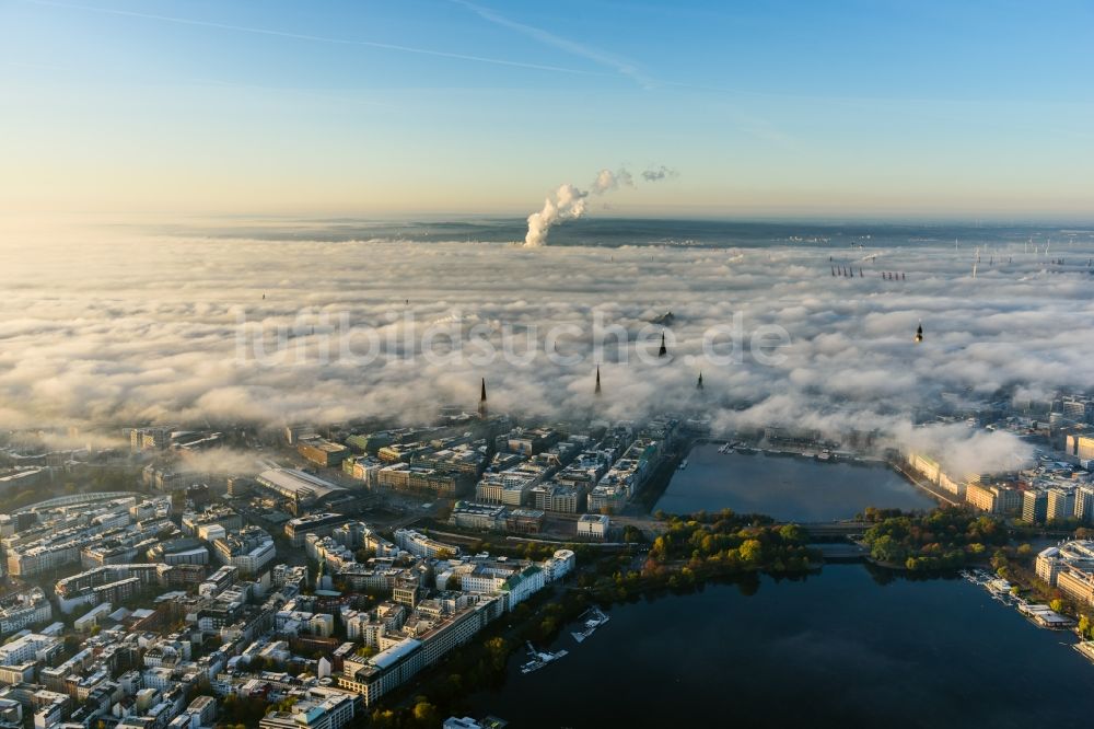 Hamburg aus der Vogelperspektive: Wetterlage mit schichtartiger Nebel- Bedeckung in Hamburg, Deutschland