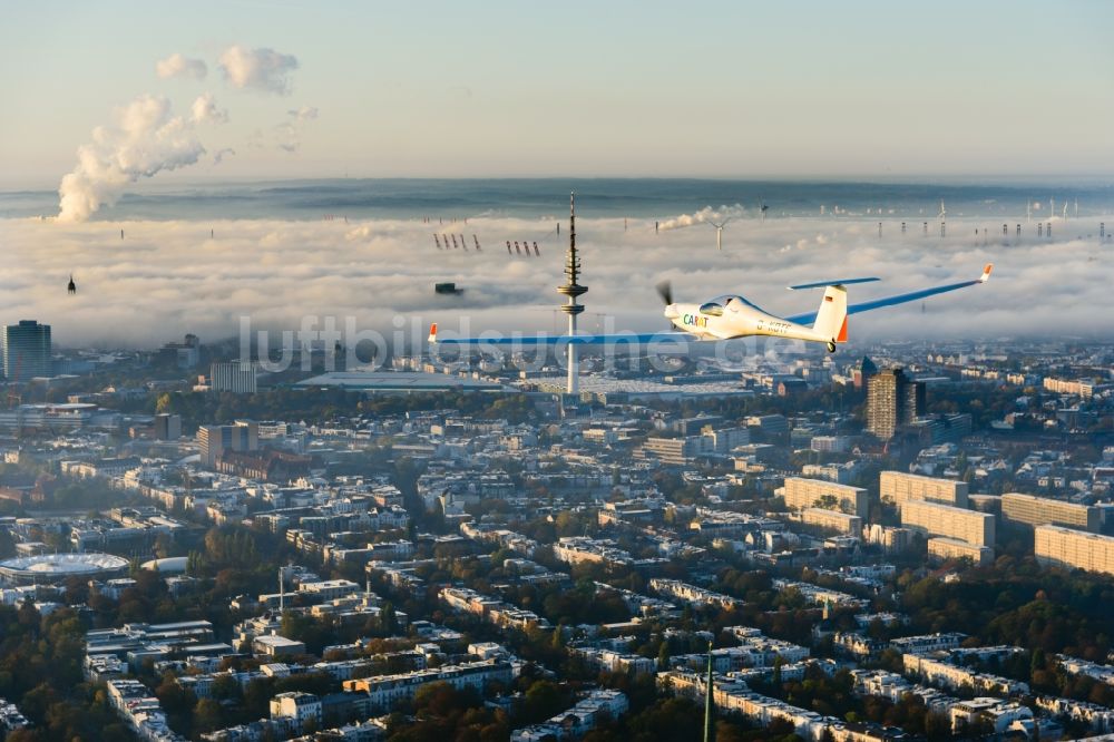 Hamburg von oben - Wetterlage mit schichtartiger Nebel- Bedeckung in Hamburg, Deutschland