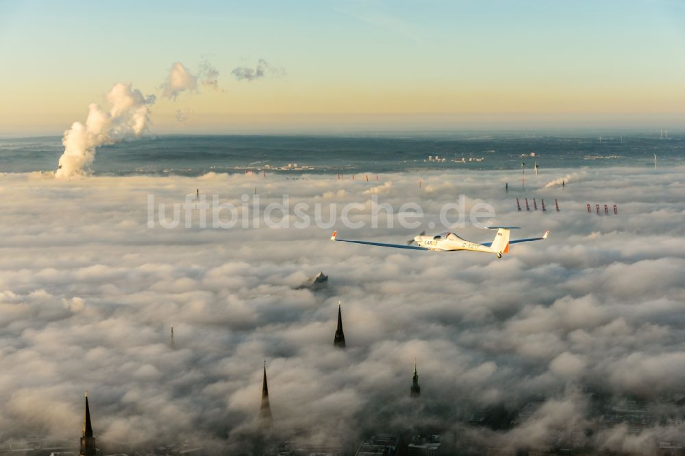 Luftaufnahme Hamburg - Wetterlage mit schichtartiger Nebel- Bedeckung in Hamburg, Deutschland