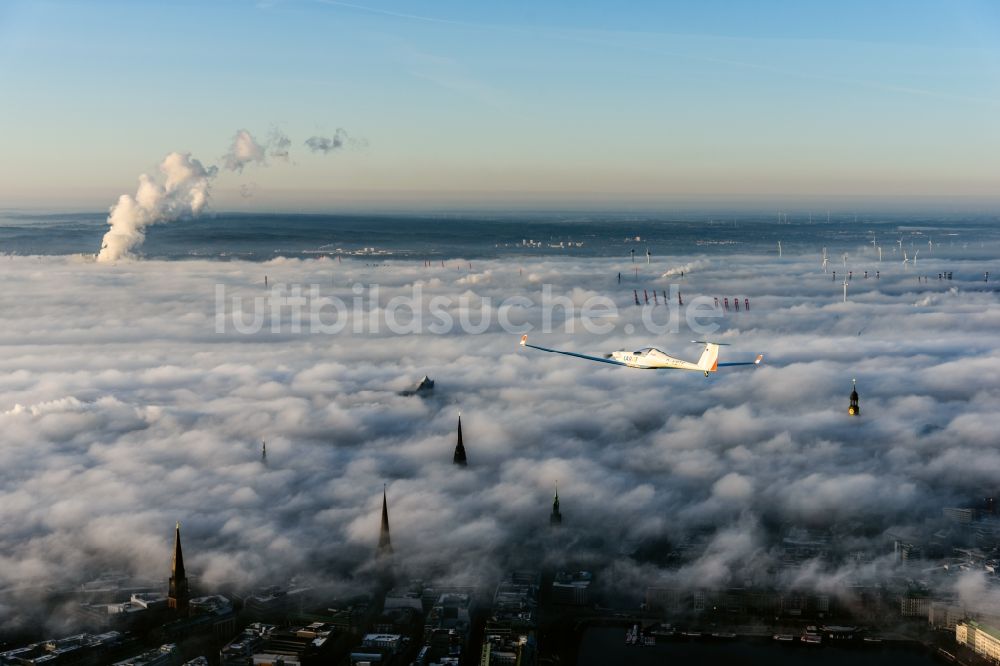 Hamburg von oben - Wetterlage mit schichtartiger Nebel- Bedeckung in Hamburg, Deutschland