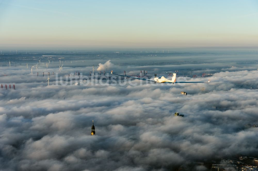 Luftbild Hamburg - Wetterlage mit schichtartiger Nebel- Bedeckung in Hamburg, Deutschland