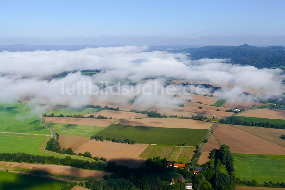 Hedemünden aus der Vogelperspektive: Wetterlage mit schichtartiger Nebel- Bedeckung in Hedemünden im Bundesland Niedersachsen, Deutschland