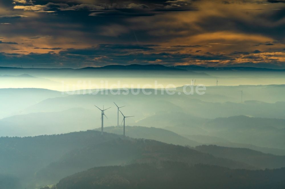 Durbach aus der Vogelperspektive: Wetterlage mit schichtartiger Nebel- Bedeckung im Schwarzwald in Durbach im Bundesland Baden-Württemberg, Deutschland