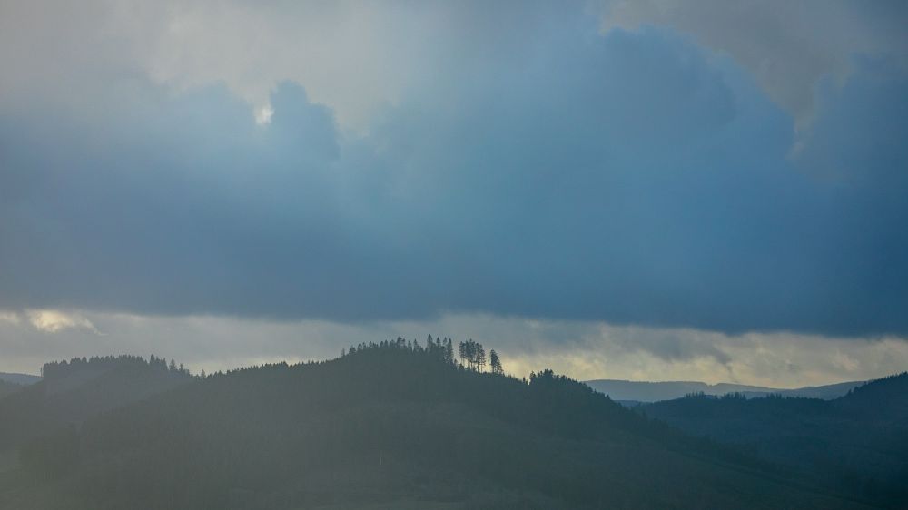 Eslohe (Sauerland) von oben - Wetterlage mit Sonnenstrahlung aus Öffungen der Wolkendecke im Ortsteil Oesterberge in Eslohe (Sauerland) im Bundesland Nordrhein-Westfalen, Deutschland