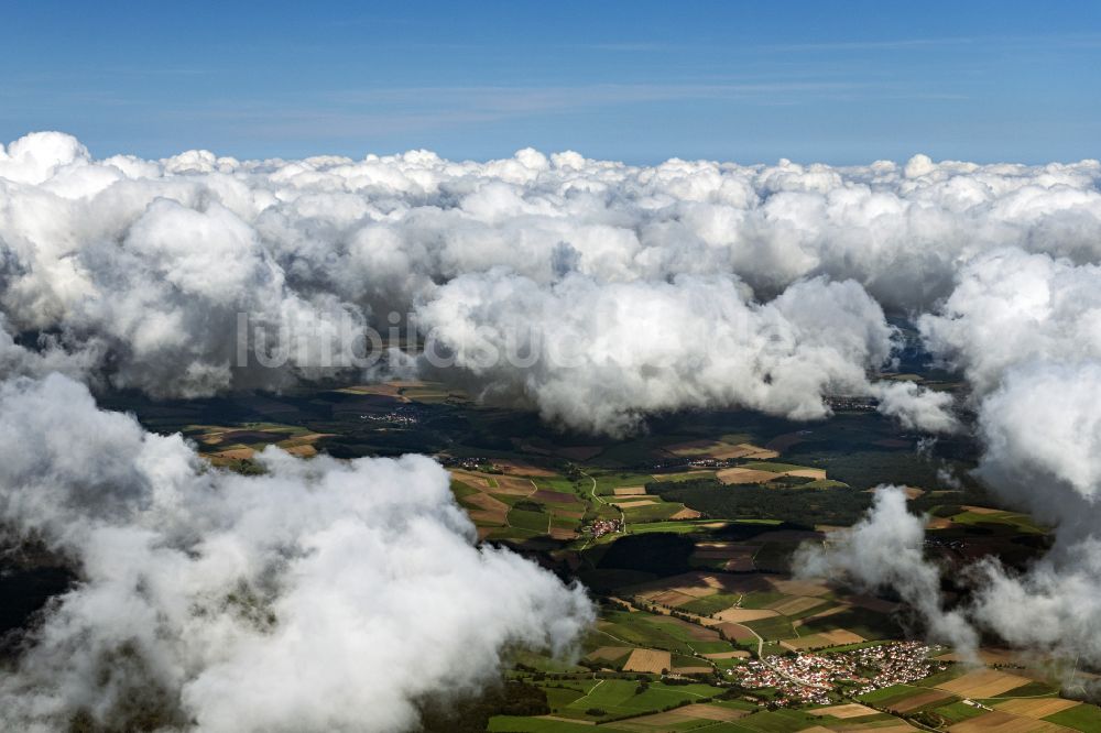 Römhild von oben - Wetterlage mit Sonnenstrahlung aus Öffungen der Wolkendecke in Römhild im Bundesland Thüringen, Deutschland