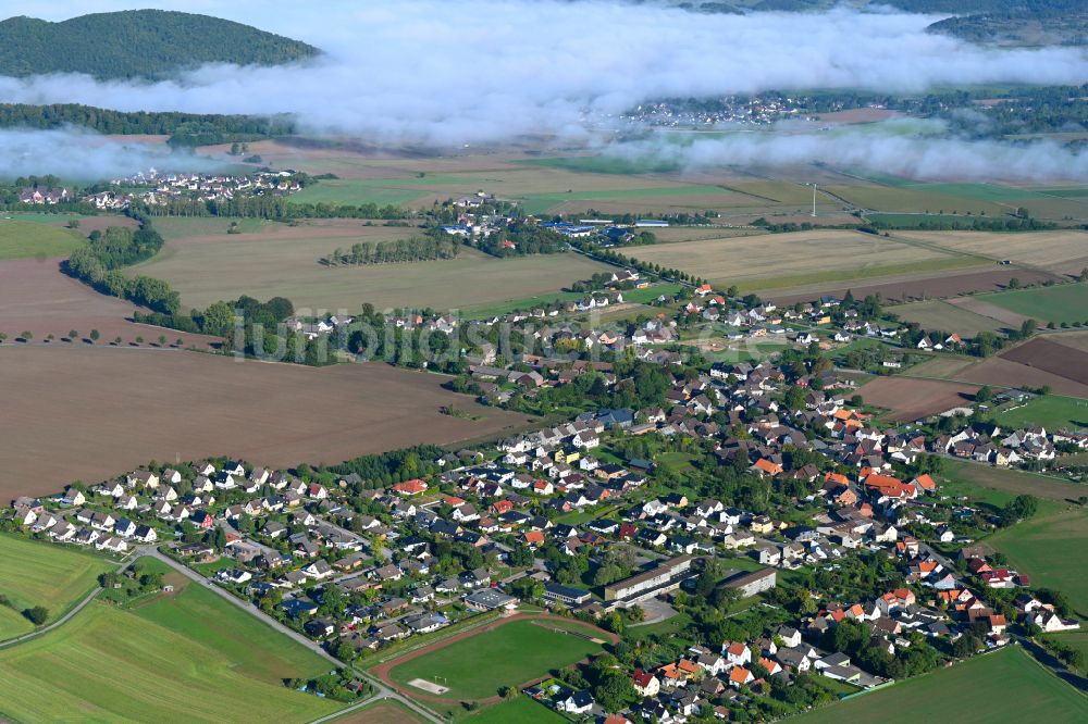Deensen von oben - Wetterlage mit Wolken in Deensen im Bundesland Niedersachsen, Deutschland