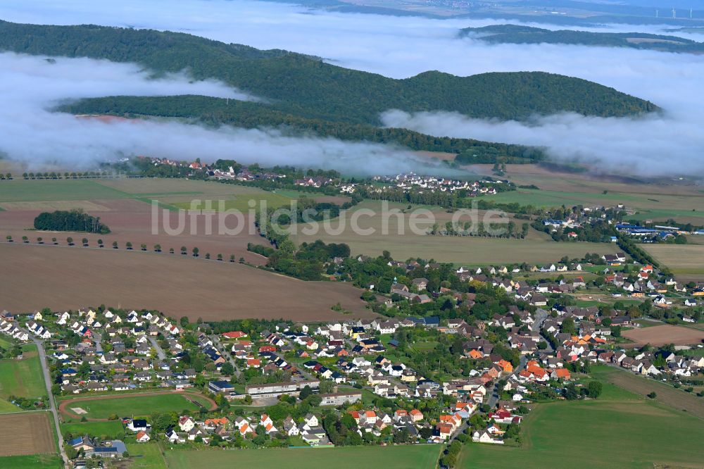 Deensen aus der Vogelperspektive: Wetterlage mit Wolken in Deensen im Bundesland Niedersachsen, Deutschland