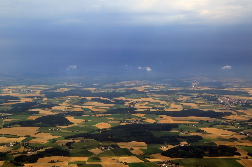 Luftaufnahme Buch am Erlbach - Wetterlage mit Wolkenbildung und aufziehender Gewitterfront in Buch am Erlbach im Bundesland Bayern, Deutschland