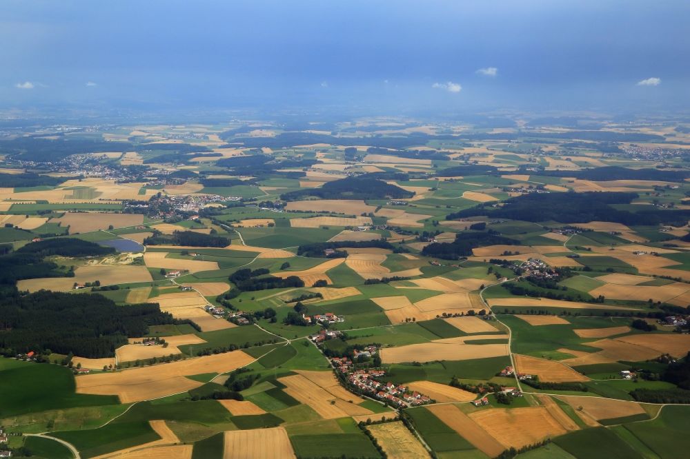 Kirchberg von oben - Wetterlage mit Wolkenbildung und aufziehender Gewitterfront in Kirchberg im Bundesland Bayern, Deutschland