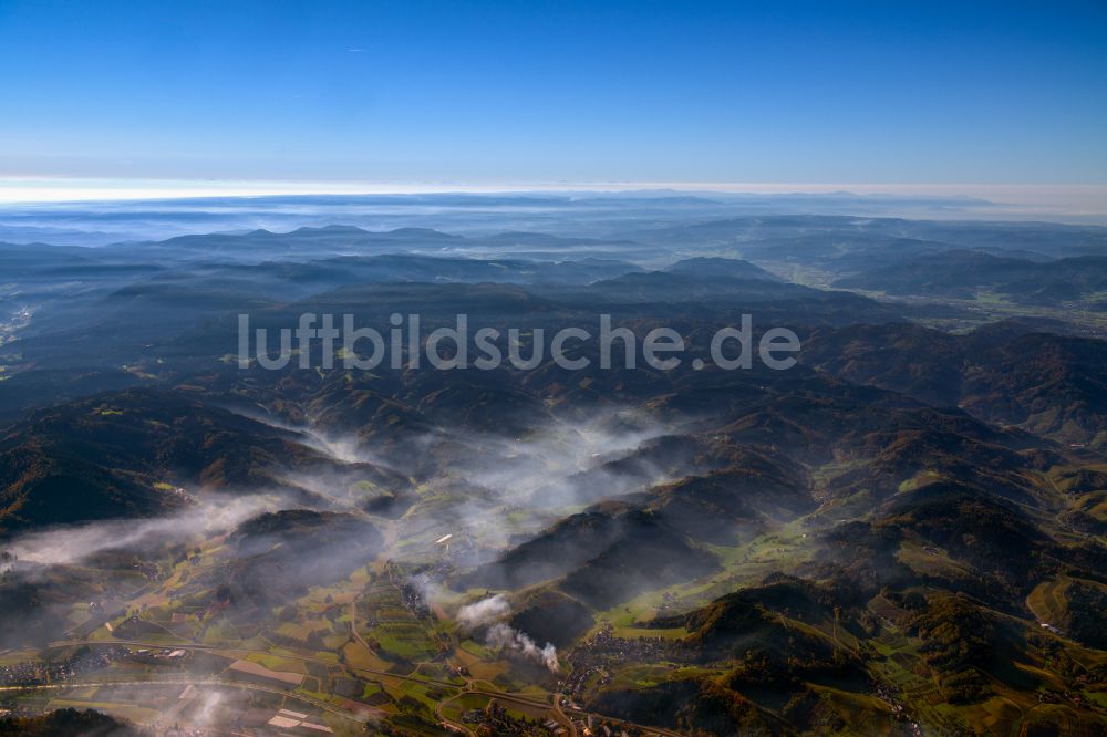 Bad Wildbad von oben - Wetterlage mit Wolkenbildung in Bad Wildbad im Bundesland Baden-Württemberg, Deutschland