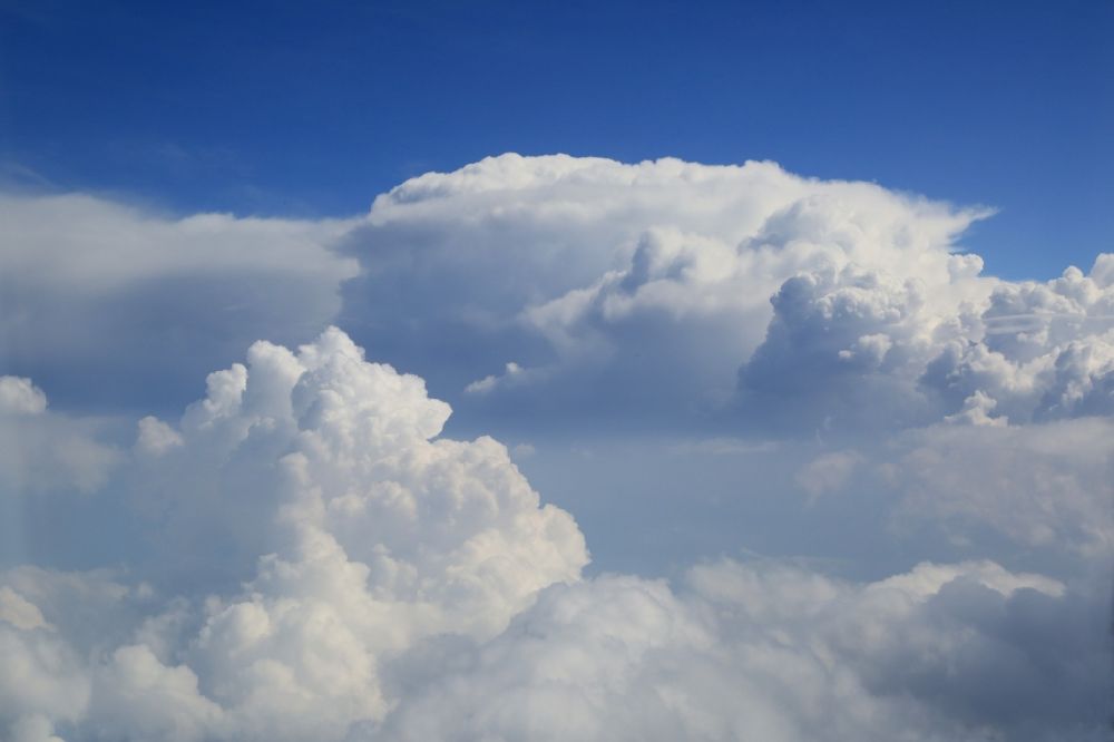 Meiringen aus der Vogelperspektive: Wetterlage mit Wolkenbildung über den Alpen bei Meiringen in der Schweiz