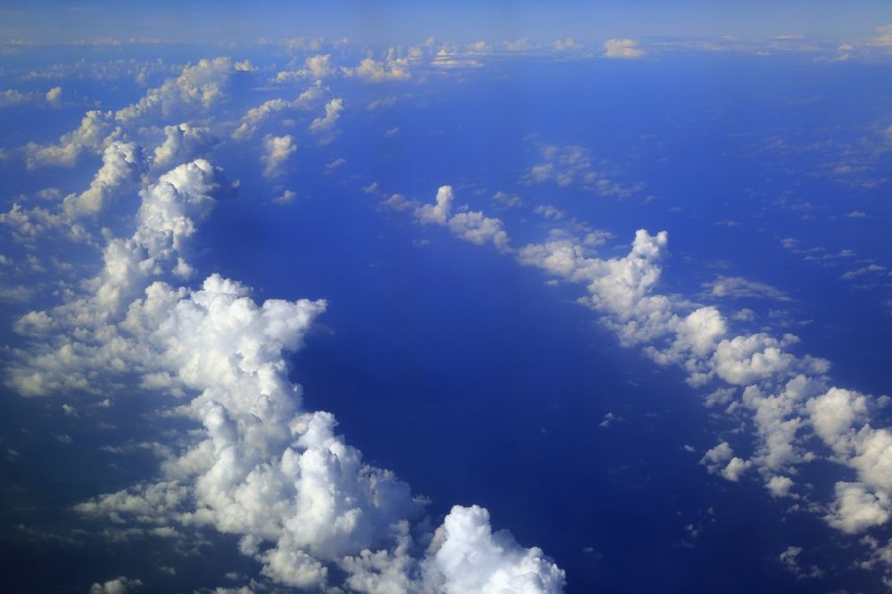 Luftaufnahme Lanzarote - Wetterlage mit Wolkenbildung über dem Atlantischen Ozean bei den Kanarischen Inseln, Spanien