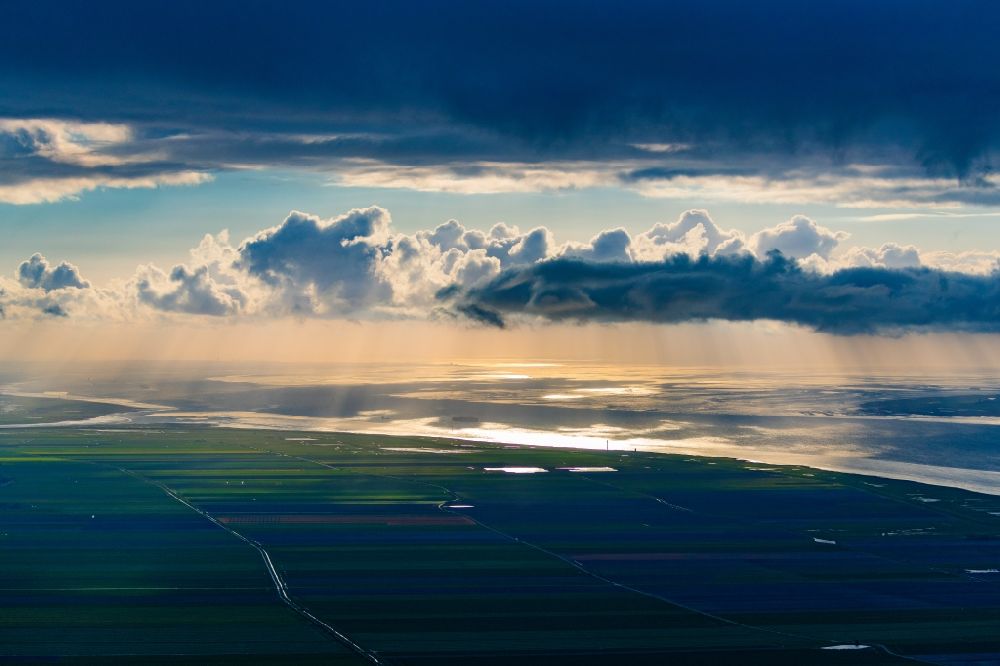 Luftaufnahme Balje - Wetterlage mit Wolkenbildung über der Elbe in Balje im Bundesland Niedersachsen, Deutschland