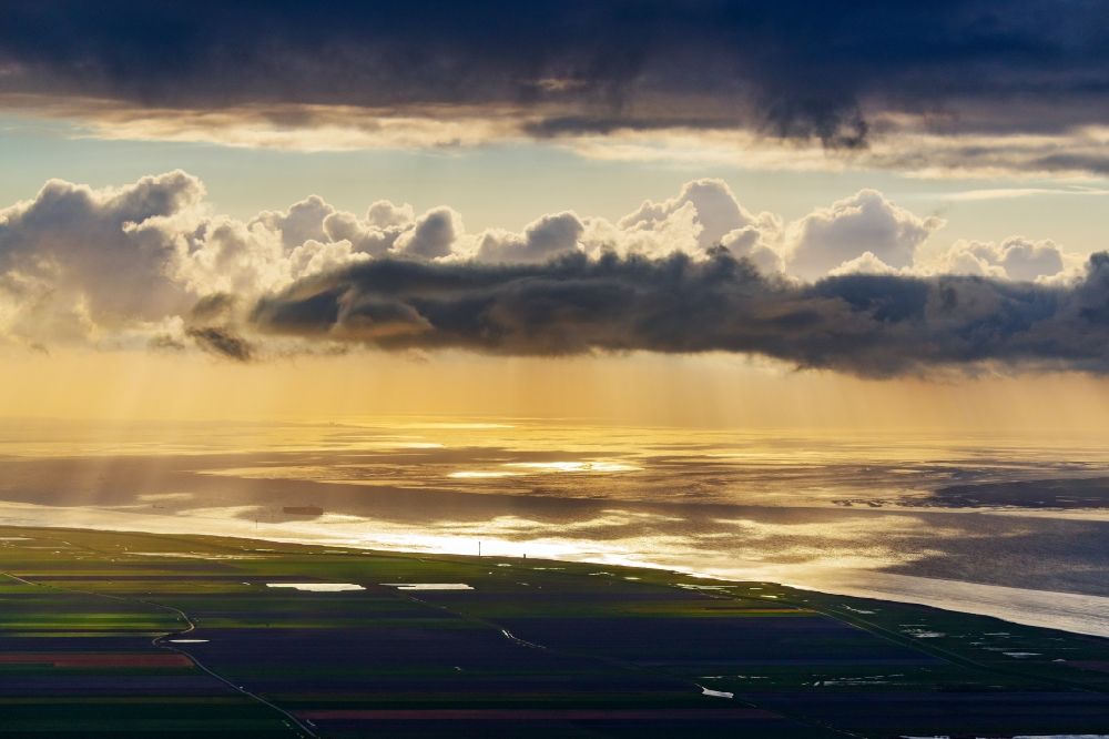 Balje von oben - Wetterlage mit Wolkenbildung über der Elbe in Balje im Bundesland Niedersachsen, Deutschland