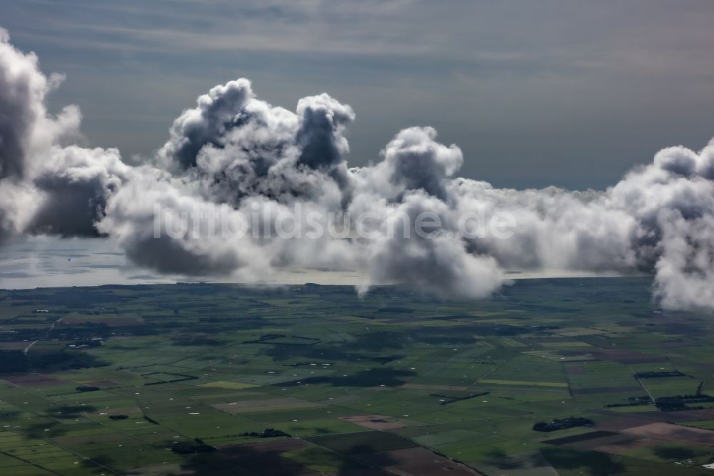 Luftaufnahme Midlum - Wetterlage mit Wolkenbildung über der Insel Föhr in Midlum im Bundesland Schleswig-Holstein, Deutschland