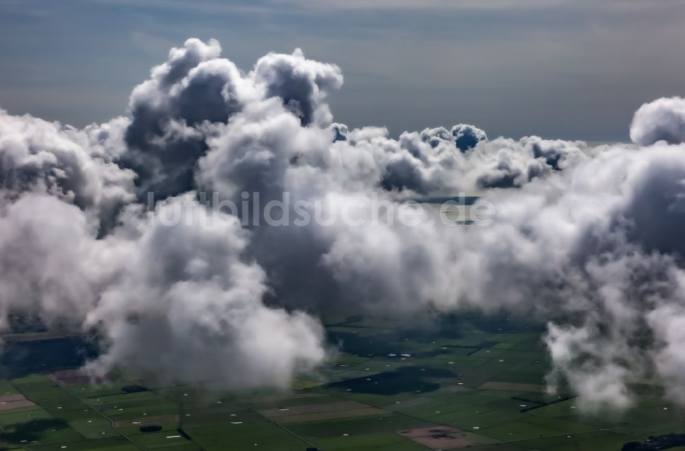 Midlum von oben - Wetterlage mit Wolkenbildung über der Insel Föhr in Midlum im Bundesland Schleswig-Holstein, Deutschland