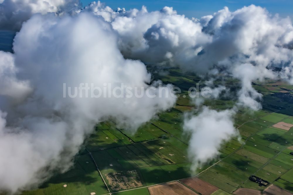 Luftaufnahme Midlum - Wetterlage mit Wolkenbildung über der Insel Föhr in Midlum im Bundesland Schleswig-Holstein, Deutschland