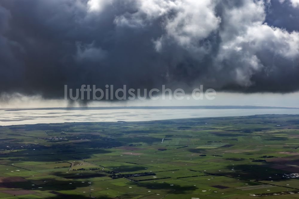 Oevenum aus der Vogelperspektive: Wetterlage mit Wolkenbildung über der Insel Föhr in Oevenum im Bundesland Schleswig-Holstein, Deutschland
