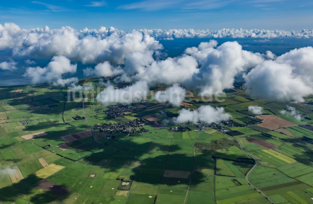 Midlum aus der Vogelperspektive: Wetterlage mit Wolkenbildung über landwirtschaftlichen Feldern auf der Insel Föhr in Midlum im Bundesland Schleswig-Holstein, Deutschland