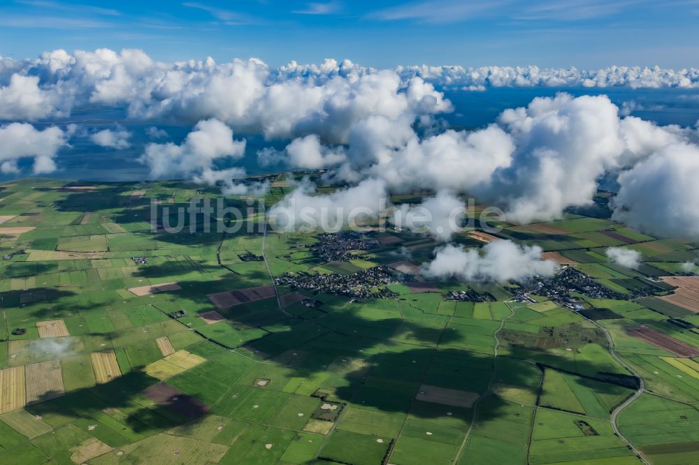 Luftbild Midlum - Wetterlage mit Wolkenbildung über landwirtschaftlichen Feldern auf der Insel Föhr in Midlum im Bundesland Schleswig-Holstein, Deutschland